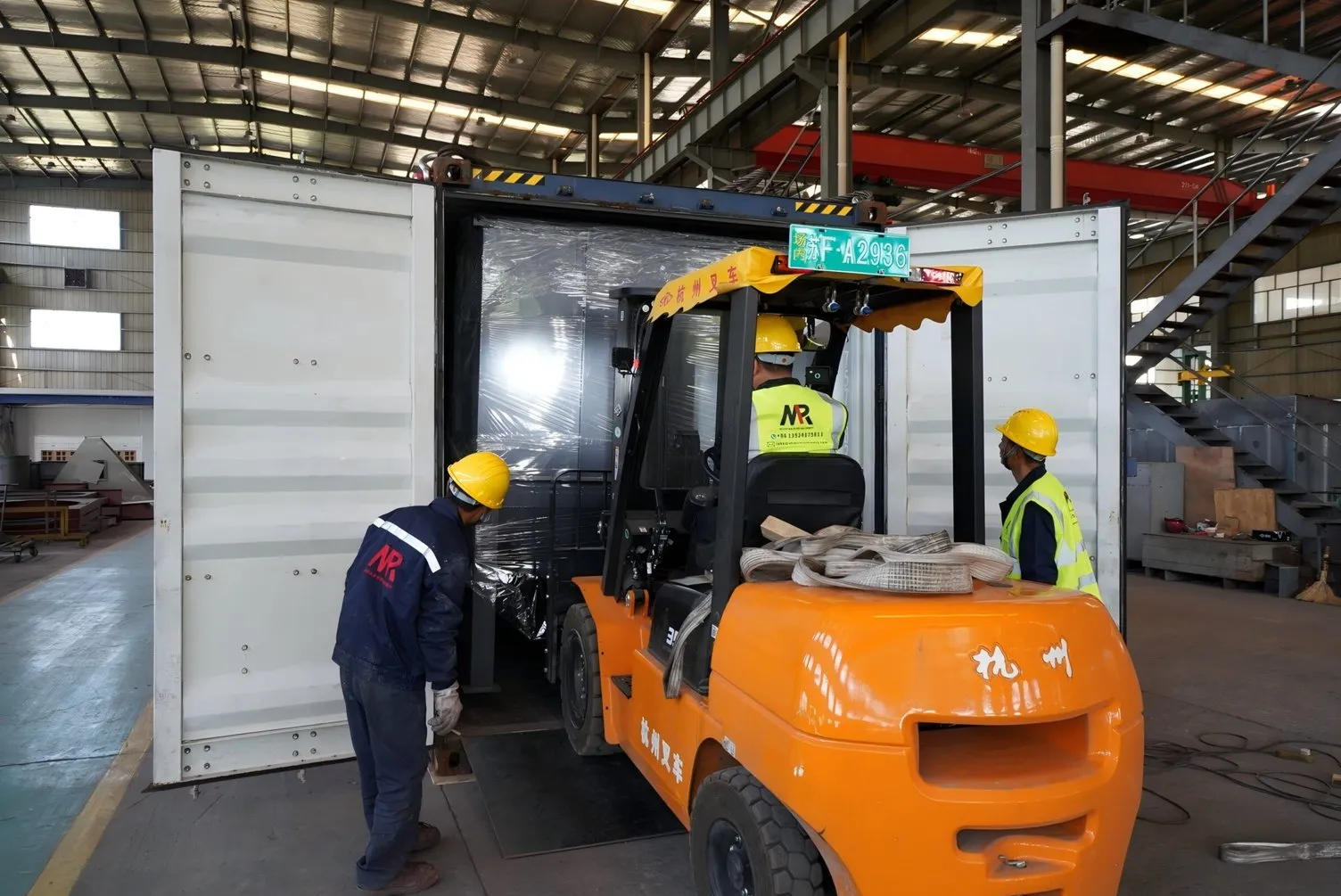 Carregamento de equipamento em contêiner com empilhadeira