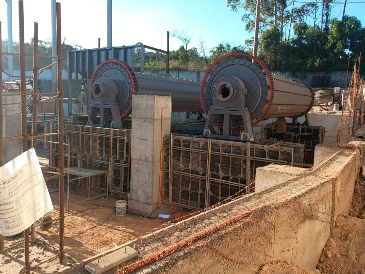Dois moinhos de bolas em montagem para moagem de minério de manganês
