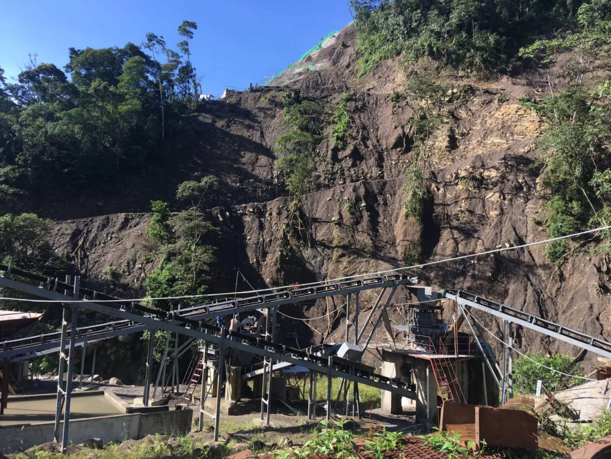 Usina de britagem instalada em encosta