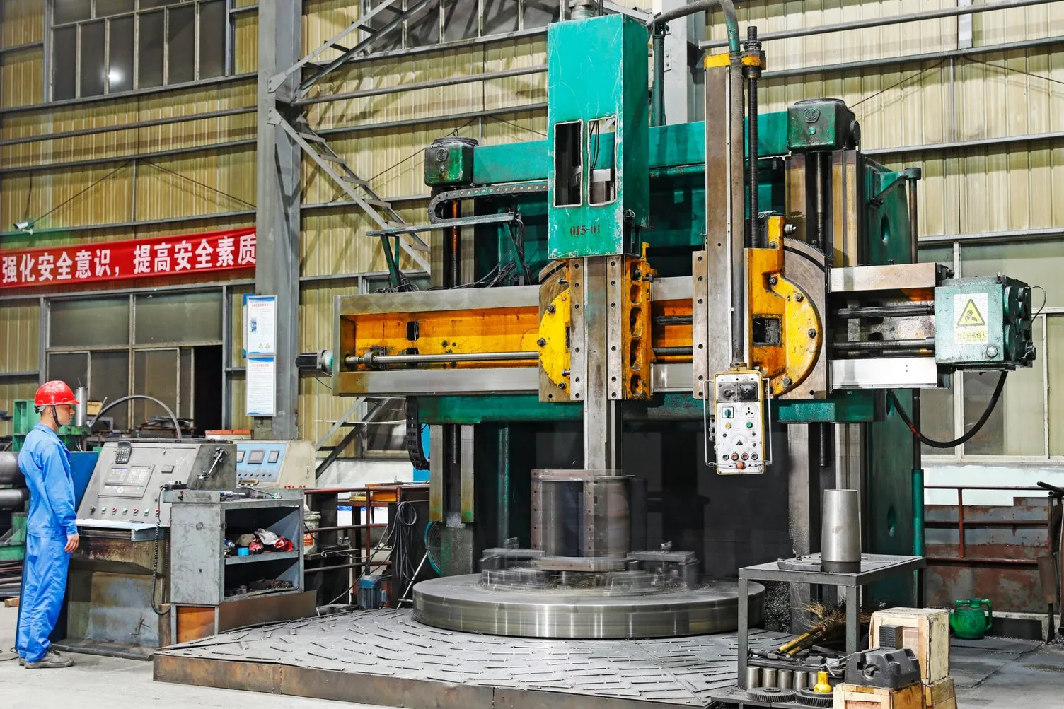 Usinagem em torno vertical na fábrica da MR